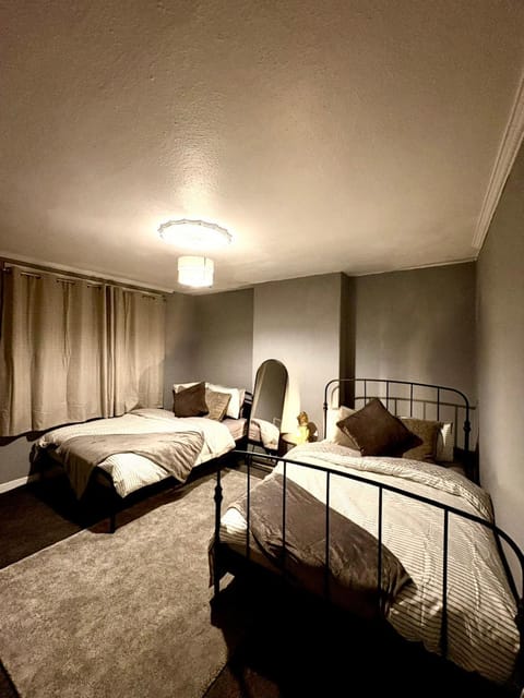 Cozy corner-Sleeps 8 guest Entire house Glasgow very central Apartment in Glasgow