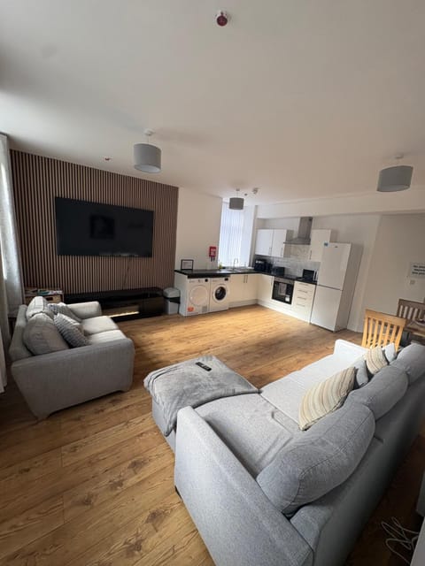 TV and multimedia, Kitchen or kitchenette, Living room, Seating area, stove