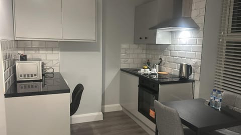 Coffee/tea facilities, Kitchen or kitchenette, Dining area, oven, stove, toaster