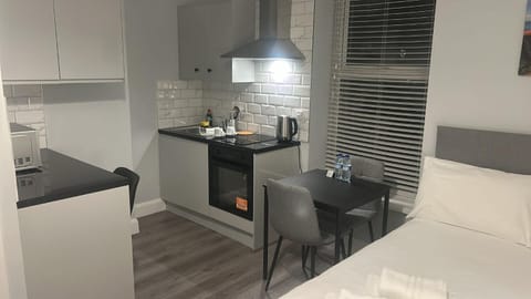 Bed, Kitchen or kitchenette, Dining area, oven, stove