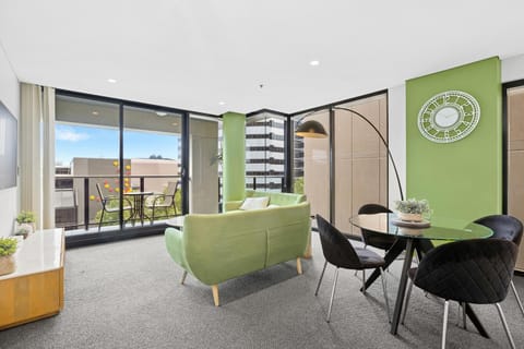 TV and multimedia, View (from property/room), Dining area, City view