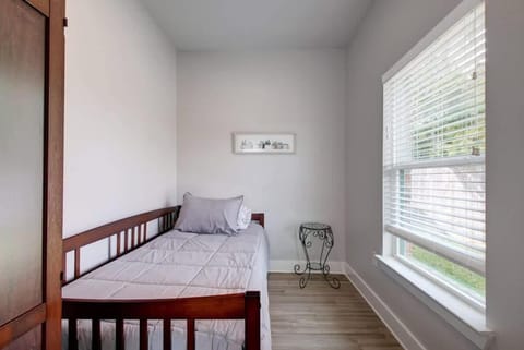 Modern Adorable Arboretum bungalow House in Austin