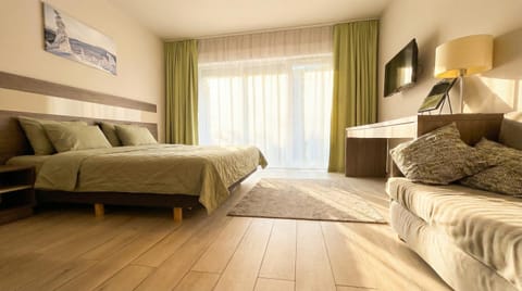 Bed, TV and multimedia, View (from property/room), Balcony/Terrace, Photo of the whole room, Seating area, Bedroom