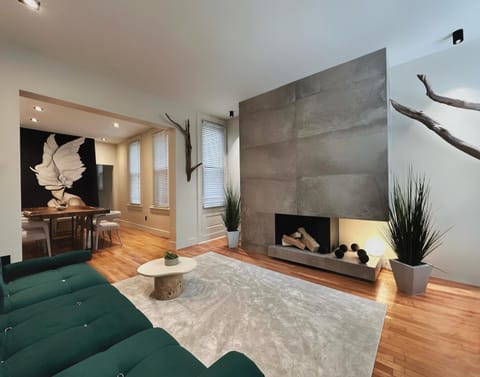 4 BEDS Private Patio Central Modern Stay Apartment in Pittsburgh