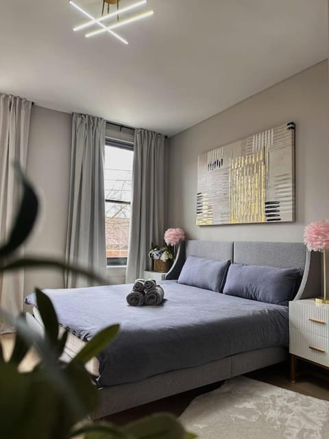 4 BEDS Private Patio Central Modern Stay Apartment in Pittsburgh