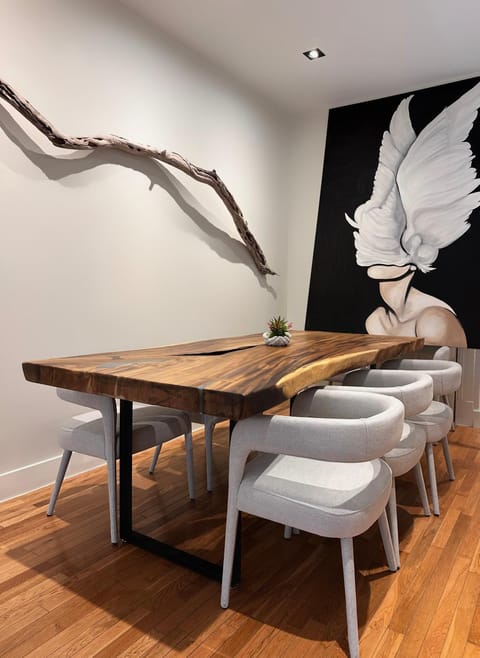 4 BEDS Private Patio Central Modern Stay Apartment in Pittsburgh