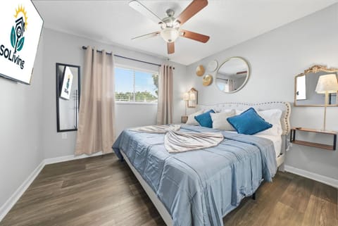 Modern 2BR2BA w King Bed, Pool Gym #10 Apartment in Town N Country