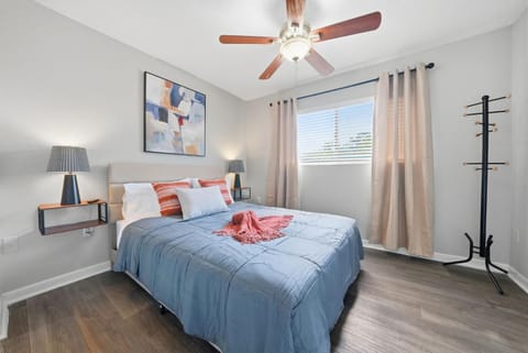 Modern 2BR2BA w King Bed, Pool Gym #10 Apartment in Town N Country