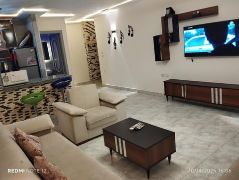 Communal lounge/ TV room, TV and multimedia, Living room, Seating area, Evening entertainment