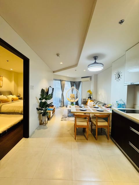 Bed, Kitchen or kitchenette, Living room, Seating area, Dining area, Bedroom
