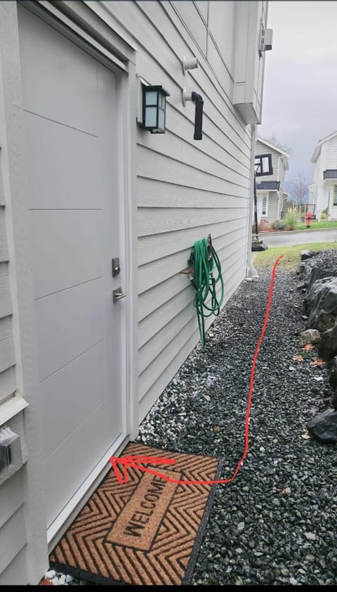 New Langford Suite near Lake & Mall, Free Parking Apartment in Vancouver Island