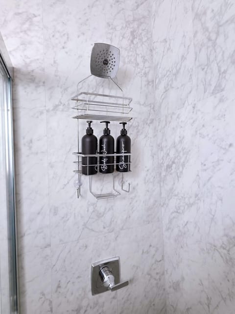 New Langford Suite near Lake & Mall, Free Parking Apartment in Vancouver Island