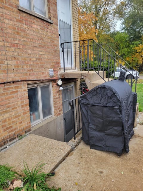 Garden Apartment Near Northwestern Apartment in Evanston