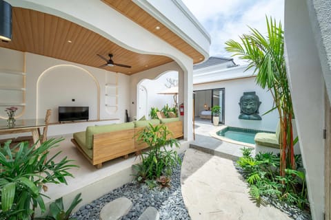 Patio, Communal lounge/ TV room, Day, Garden, TV and multimedia, Living room, Seating area, Evening entertainment, Garden view, Swimming pool