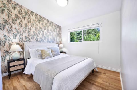 Single-Level 2BR Retreat w Hot Tub & Office House in Shoreline