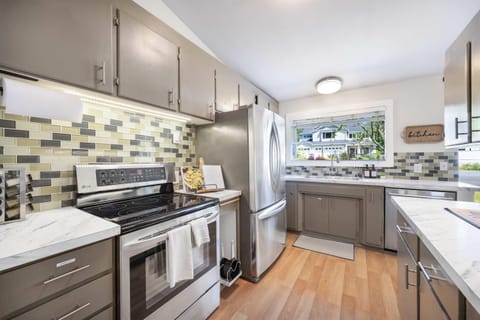 Single-Level 2BR Retreat w Hot Tub & Office House in Shoreline