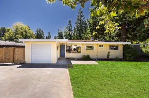 Single-Level 2BR Retreat w Hot Tub & Office House in Shoreline