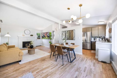 Single-Level 2BR Retreat w Hot Tub & Office House in Shoreline