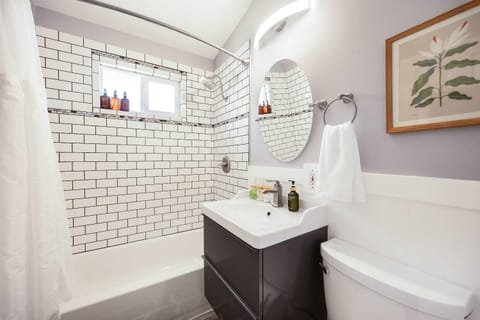 Single-Level 2BR Retreat w Hot Tub & Office House in Shoreline