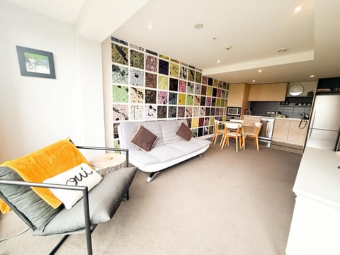 Kitchen or kitchenette, Living room, Seating area, Dining area, minibar, oven