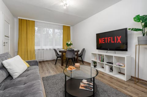 Communal lounge/ TV room, TV and multimedia, Living room, Seating area, Dining area