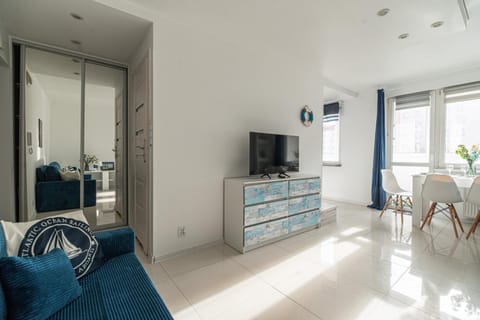 Communal lounge/ TV room, TV and multimedia, Kitchen or kitchenette, Living room, Seating area, Evening entertainment, wardrobe