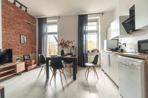 Toilet, Restaurant/places to eat, Kitchen or kitchenette, Location, microwave, oven, stove, kitchen