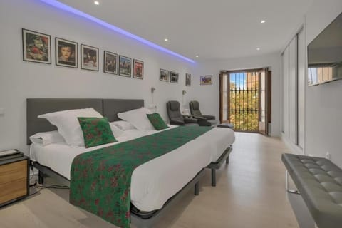 Bed, Photo of the whole room, Bedroom