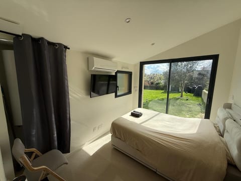 Bed, TV and multimedia, Photo of the whole room, Bedroom, furniture, furniture, heating, heating, air conditioner, air conditioner