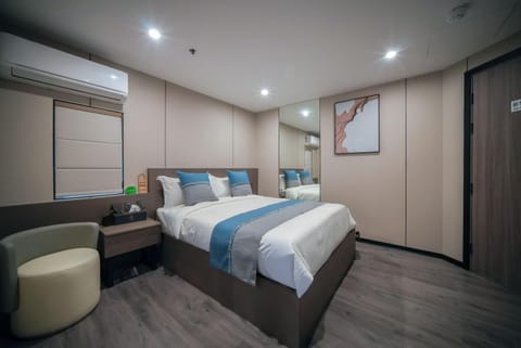 Bed, Photo of the whole room, Seating area, Bedroom