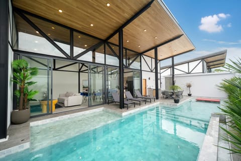 Patio, Day, Swimming pool, sunbed