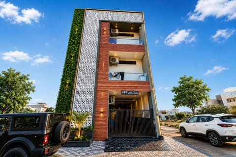 Property building, Day, Location, Parking