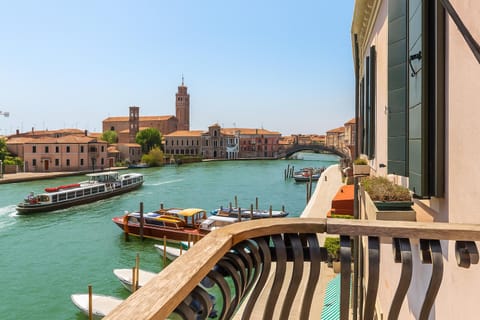 Property building, Nearby landmark, Day, Natural landscape, View (from property/room), View (from property/room), Balcony/Terrace, City view, City view, River view