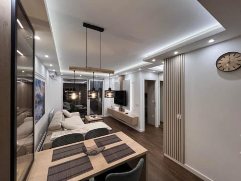 Bed, TV and multimedia, Living room, Photo of the whole room, Seating area