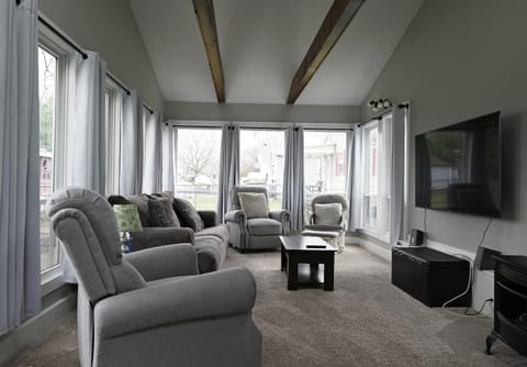 Communal lounge/ TV room, TV and multimedia, Living room, Seating area, Evening entertainment