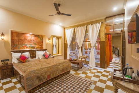Bed, TV and multimedia, Bedroom