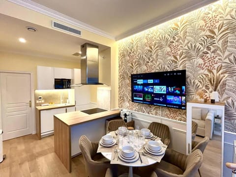 TV and multimedia, Coffee/tea facilities, Kitchen or kitchenette, Living room, Seating area, Dining area, oven