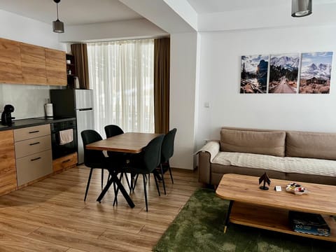 Kitchen or kitchenette, Living room, Seating area, Dining area, minibar, oven