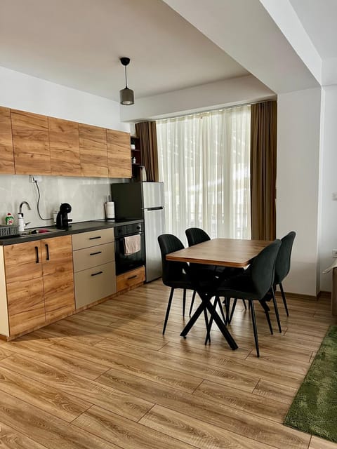 Kitchen or kitchenette, Dining area, minibar, oven