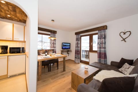 TV and multimedia, Kitchen or kitchenette, Living room, Dining area