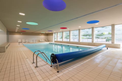 Swimming pool, sunbed