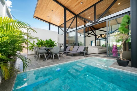 Property building, Pool view, Swimming pool, Swimming pool, sunbed