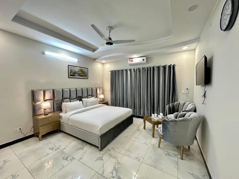 Bed, TV and multimedia, Living room, Photo of the whole room, Seating area, Bedroom, fireplace, air conditioner