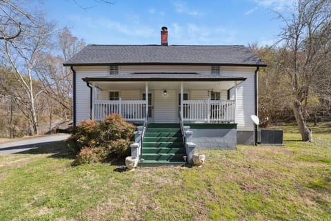 Farmhouse Retreat - Near Pigeon Forge & Dollywood House in Sevierville