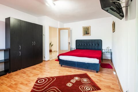 Bed, TV and multimedia, Seating area, Bedroom, wardrobe