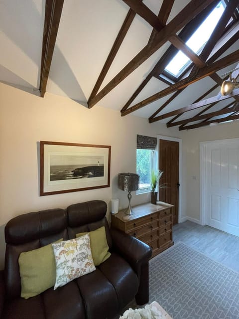 Woodland Cabin - Cotswold Way - Logs & Dogs Cabin in Cheltenham