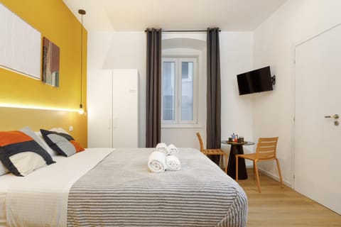 Bed, TV and multimedia, Photo of the whole room, Dining area, Bedroom