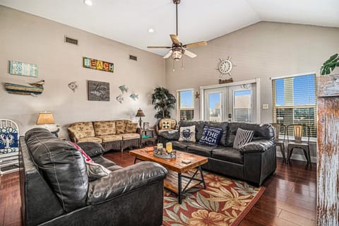 Retreat Steps to Beach Dog Haven Sleeps 12 House in Bolivar Peninsula