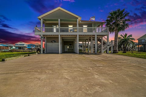 Retreat Steps to Beach Dog Haven Sleeps 12 House in Bolivar Peninsula