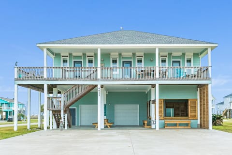 Escape Gulf Views Basketball Hoop Sleeps 16 House in Bolivar Peninsula